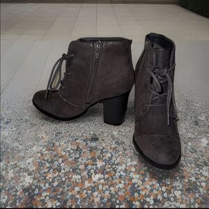 Step up your style Toetos women’s gray ankle boots size 5 versatile fall winter